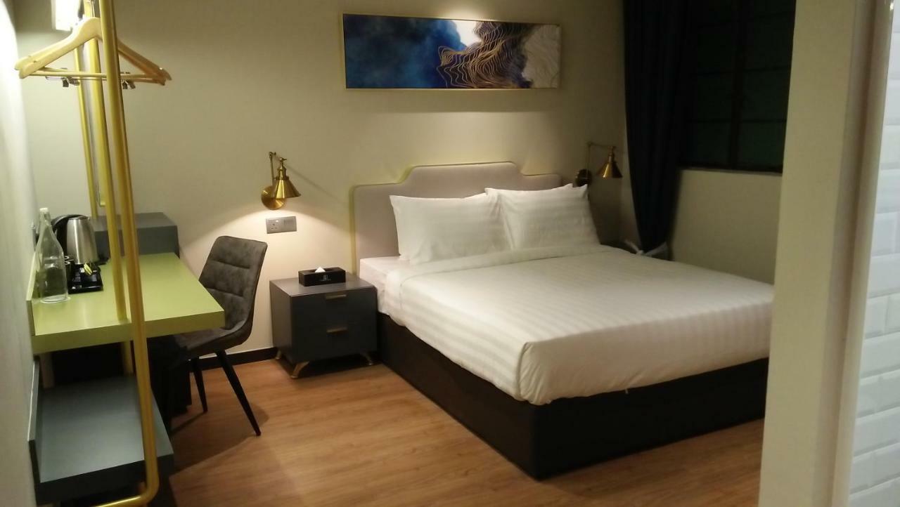 Le Embassy Hotel
